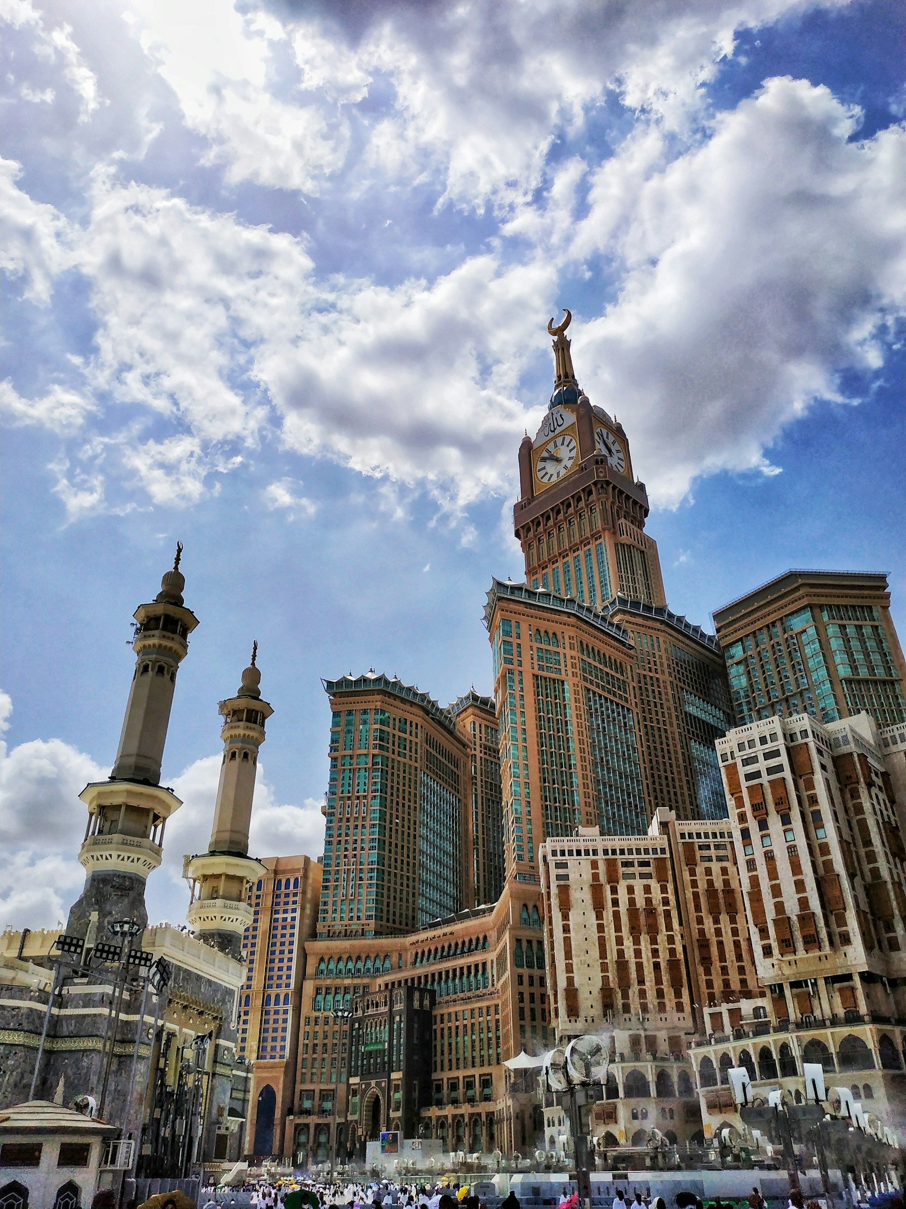 Menara jam Makkah dan pelataran Masjidil Haram